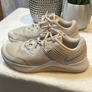 Size 7 Nike MC Trainer Women’s Sneakers platinum tint, metallic silver.